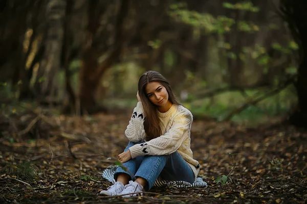 秋の公園の悲しい女の子孤独を強調する若い女性 — ストック写真