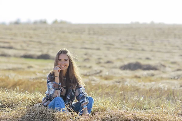 Modell Mädchen Land Hemd Den Käfig Feld Stroh Junge Sommer — Stockfoto