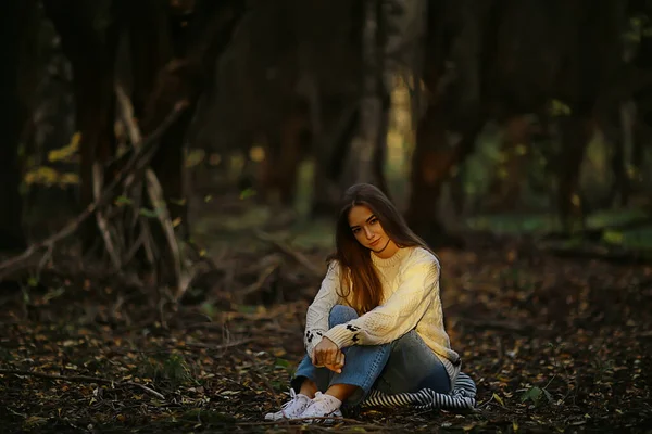 Sonbahar Parkında Oturan Kız Sonbahar Mevsimi Eylül Ayında Ormanda — Stok fotoğraf