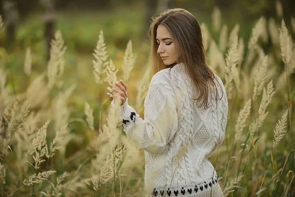 Höst Park Kvinnlig Promenad Chill Livsstil Utomhus September Stil Flicka — Stockfoto