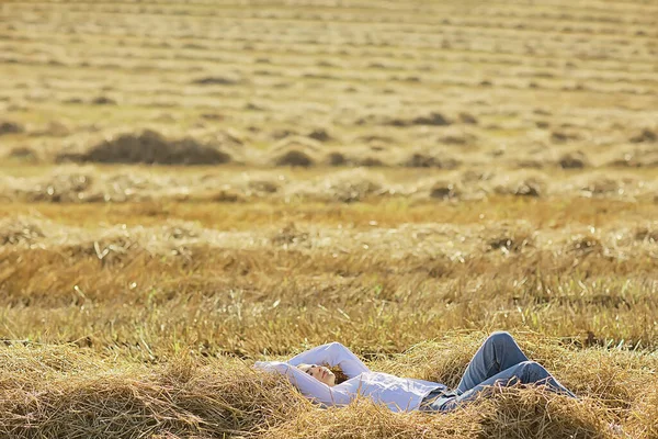 Meisje Zomer Tederheid Wit Shirt Veld Geluk Vrijheid Kijken Vrouw — Stockfoto