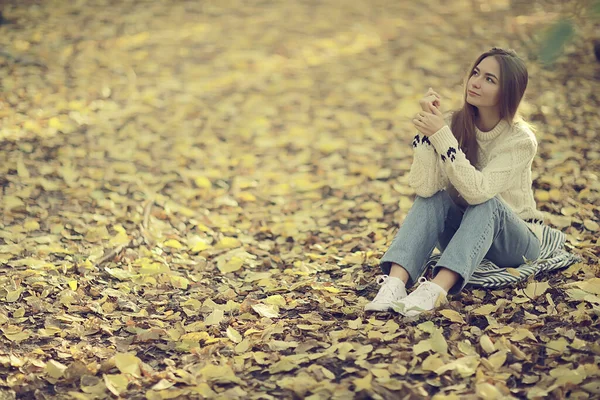 Sonbahar Parkında Oturan Kız Sonbahar Mevsimi Eylül Ayında Ormanda — Stok fotoğraf