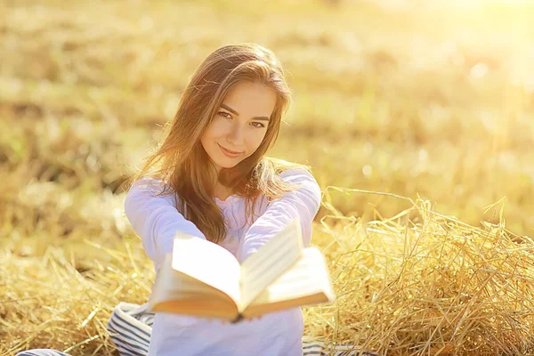 Fêmea Lendo Livro Campo Verão Mulher Palha Lendo Livro Estudante — Fotografia de Stock