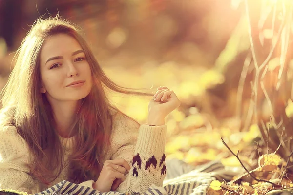 Őszi Park Női Séta Hűvös Életmód Szabadban Szeptember Stílus Lány — Stock Fotó