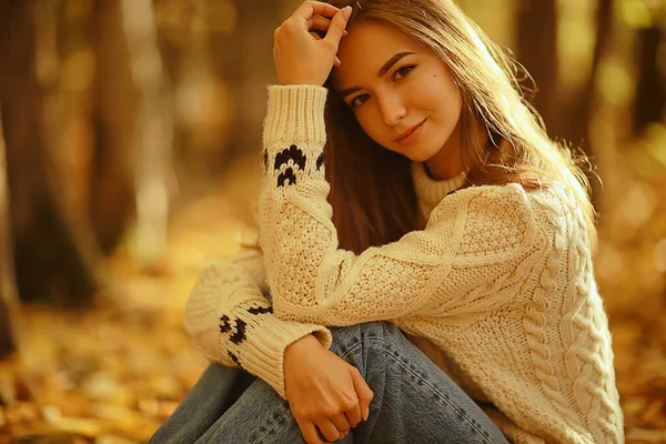 Autunno Ragazza Maglione Maglia Stile Stile Vita Parco Aspetto Attraente — Foto Stock