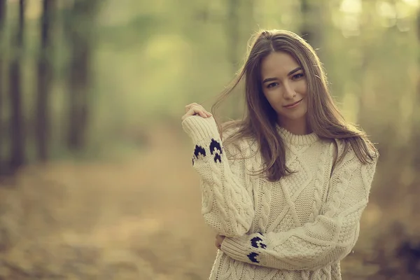 秋の女の子のセーター ニットスタイルのライフスタイルパーク魅力的な外観 — ストック写真