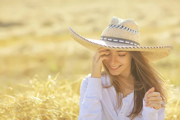 Meisje Veld Stro Hoed Zomer Look Vrijheid Veld Geluk Portret — Stockfoto