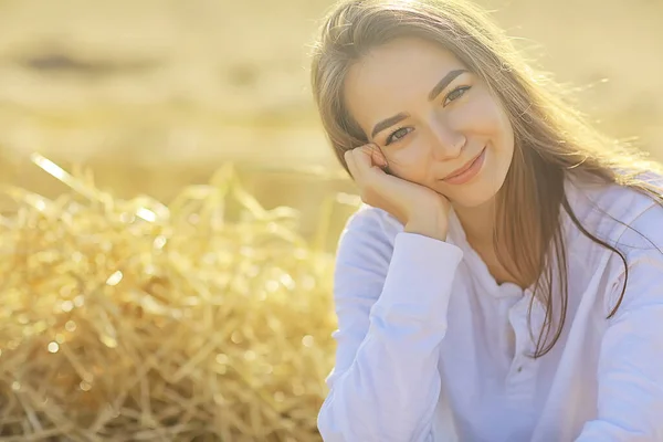 フィールドポートレートの夏に笑顔明るい幸せな女の子 若い女の子の幸福のライフスタイル — ストック写真
