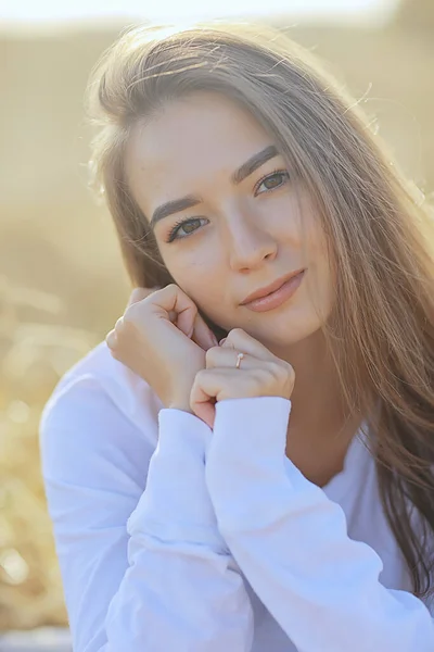 Chica Verano Ternura Blanco Camisa Campo Felicidad Libertad Mirada Mujer —  Fotos de Stock