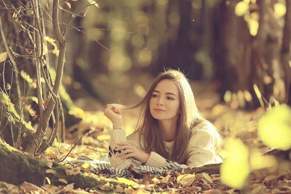 Triest Meisje Herfst Park Stress Eenzaamheid Jong Persoon Vrouwelijk — Stockfoto