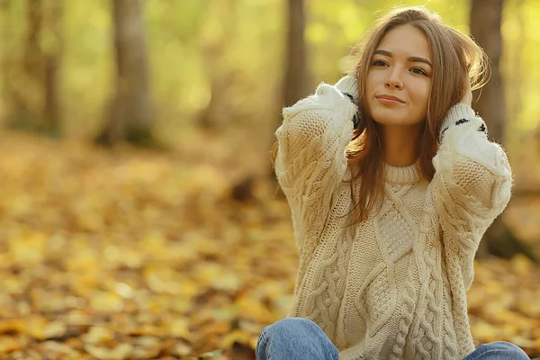 Ragazza Seduta Parco Autunnale Stagione Autunnale Settembre Nella Foresta — Foto Stock