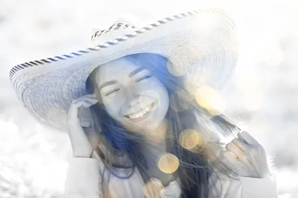 Verano Soleado Retrato Una Chica Feliz Felicidad Femenina Sol Deslumbramiento —  Fotos de Stock