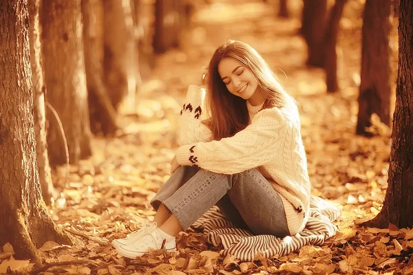 Niña Sentado Parque Otoño Temporada Otoño Septiembre Bosque — Foto de Stock