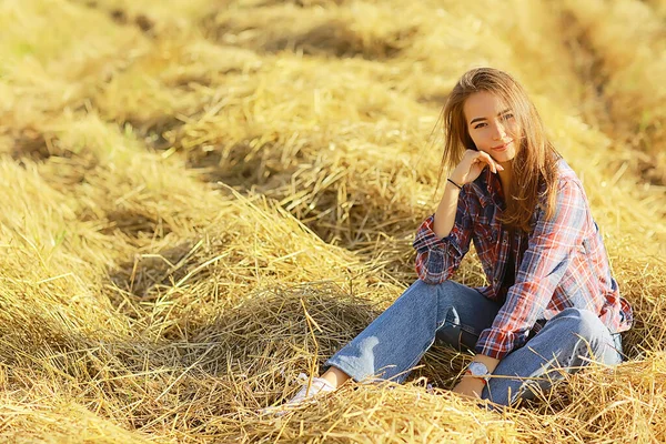浪漫的年轻模特儿夏天的田野 自然的田野快乐的阳光 — 图库照片