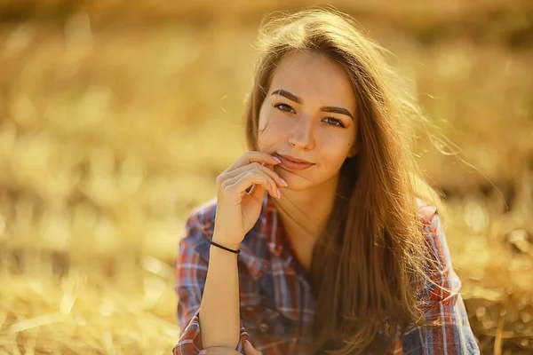 Frumos Păr Lung Brunetă Câmp Vară Vânt Păr Lung Sănătos — Fotografie, imagine de stoc