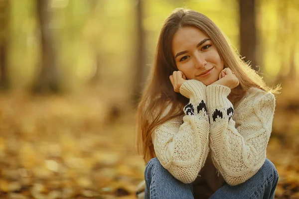 Dziewczyna Siedzi Jesienią Park Jesień Sezon Wrzesień Lesie — Zdjęcie stockowe