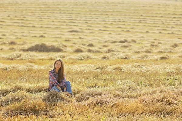 Modelo Menina País Camisa Para Palha Campo Gaiola Jovem Verão — Fotografia de Stock