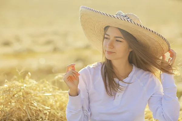 Flicka Fält Halm Hatt Sommar Look Frihet Fält Lycka Porträtt — Stockfoto