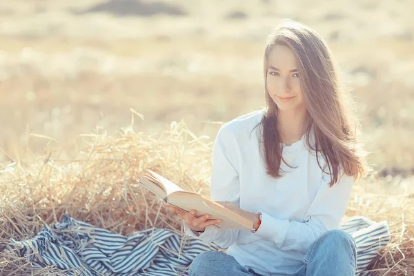 Fêmea Lendo Livro Campo Verão Mulher Palha Lendo Livro Estudante — Fotografia de Stock