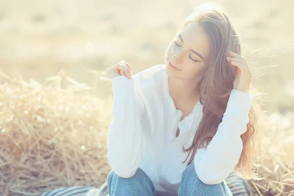 Vacker Lång Hår Brunett Fält Sommar Vind Frisk Långt Hår — Stockfoto