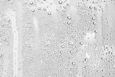 beyaz arkaplan suyu cam üzerine düşer, soyut tasarım duvar kağıdını kaplar