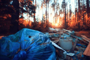 Orman çöplüğü ekoloji konsepti, kirlilik doğa koruma ormanı çöplerden