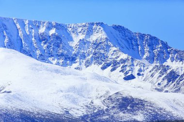 Dağlar karlı zirveler arka plan, manzara manzarası kış zirveleri