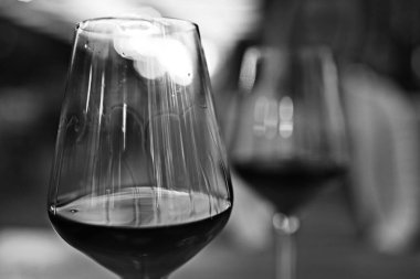 Kırmızı şarap kadehi restoranı, arka plan bar şarap tatma.