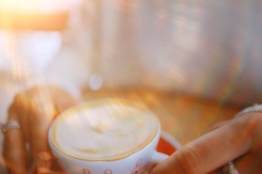 Kahve fincanı açık hava kahvaltısında servis ediliyor.