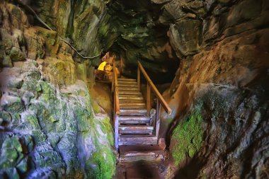 Dağlardaki mağara. Taş tünel doğal manzara.