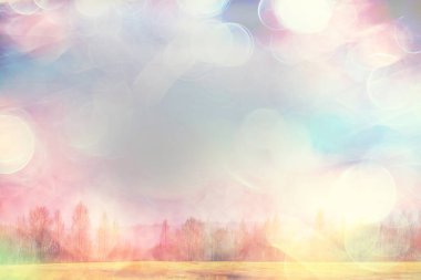 Sonbahar taiga orman manzarası, doğa manzarası dağlara düşüyor.