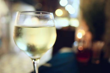 Restorandaki yemek masası soyut iç mekan manzaralı otel.