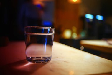 Restorandaki yemek masası soyut iç mekan manzaralı otel.