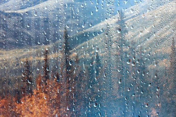 Regnfönster Utsikt Vattendroppar Glas Utsikt Skog Och Berg Landskap Bakgrund — Stockfoto