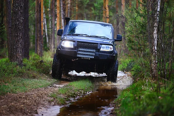 Suv Les Ford Přes Řeku Extrémní Silniční Turistika — Stock fotografie