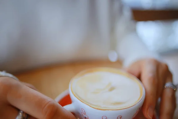 カフェで提供するカップコーヒー屋外朝食 — ストック写真