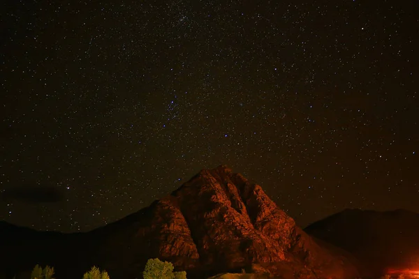 알타이 산맥의 배경에는 파노라마가 보인다 — 스톡 사진