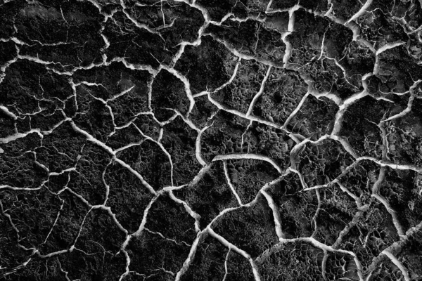 Abstrait Fond Noir Avec Des Fissures Blanches Recouvrant Sécheresse Fissurée — Photo