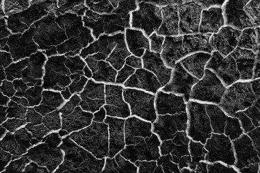 Beyaz çatlaklarla kaplı soyut siyah zemin çatlamış kuraklık, eski boya