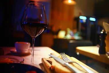 Restorandaki yemek masası soyut iç mekan manzaralı otel.