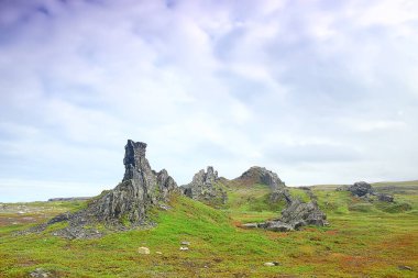 Yarımada orta balıkçılık manzarası kola, dağlar ve tepeler taş manzarası