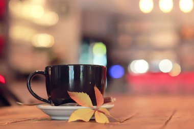 Kahve fincanı açık hava kahvaltısında servis ediliyor.