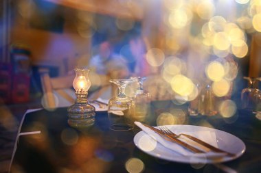 Restorandaki yemek masası soyut iç mekan manzaralı otel.