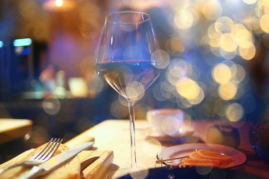 Restorandaki yemek masası soyut iç mekan manzaralı otel.