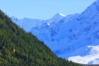 Dağlar karlı zirveler arka plan, manzara manzarası kış zirveleri