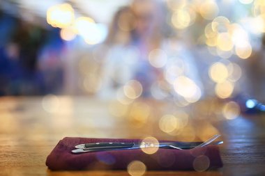 Masa dekorunda çatal ve bıçak var.