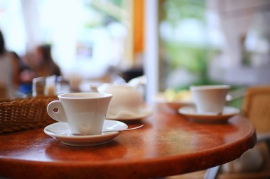 Kahve fincanı açık hava kahvaltısında servis ediliyor.