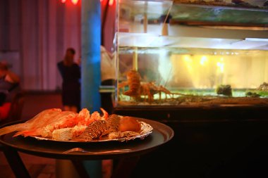 Restorandaki yemek masası soyut iç mekan manzaralı otel.
