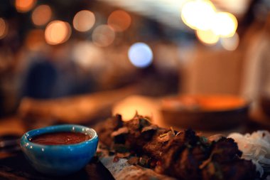 Restorandaki yemek masası soyut iç mekan manzaralı otel.