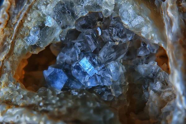 自然界中的石英晶体钻研宝石 — 图库照片